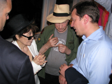 A. Zuokas kalbina Yoko Ono Niujorke apie J. Mačiūną ir Fluxus greta nejaukiai „pašalinio“ J. Meko 2008 m. Nuotr. iš wap.zuokas.lt