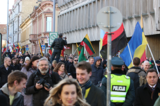 Tūkstančiai žmonių Kovo 11-ąją šventė valdžios niekinamoje eisenoje Vilniuje. Nuotr. e.eu