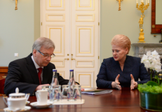 Finansų ministras įdėmiai klausėsi prezidentės D. Grybauskaitės. Nuotr. prezidentas.lt