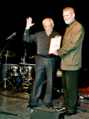 Apdovanojimą V. Ganelinui įteikia "Vilnius Jazz" organizatorius A. Gustys. Nuotr. V. Suslavičiaus