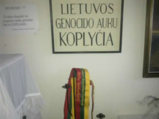 Lietuvos gyventojų genocido ir rezistencijos tyrimo centro koplyčia. Trispalvėje užrašas – Lietuvos prezidentė Dalia Grybauskaitė.