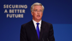 Jungtinės Karalystės gynybos sekretorius Michael Fallon. Nuotr. huffpost.com