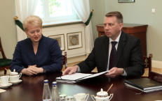 Generalinis prokuroras Darius Valius pasitarime pas prezidentę Dalią Grybauskaitę (kairėje). Nuotrauka prezidentas.lt