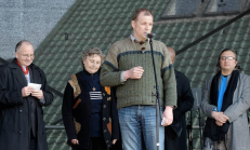 V. Landsbergio sūnus V. V. Landsbergis rėžia ugningą kalbą šalimais Garliavos tvoros dviguba žmogžudyste įtariamo Drąsiaus Kedžio tėvų namo kieme. Nuotr. facebook.com