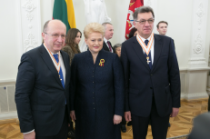 Bendražygiai ir bendraminčiai, amžini Lietuvos gelbėtojai po garbingų apdovanojimų ceremonijos – A. Kubilius (kairėje), D. Grybauskaitė (per vidurį), A. Butkevičius. Nuotr. prezidentas.lt