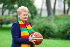 Vienoje naujausių savo fotosesijų prezidentė D. Grybauskaitė įsiamžino su krepšinio kamuoliu. Nuotr. facebook.com