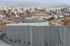 Izraelis Palestiną aptvėrė siena.