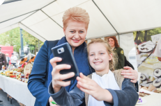 Prezidentė D. Grybauskaitė lankėsi Derliaus šventėje. Visą naujausią šalies vadovės fotosesiją žiūrėkite prezidentas.lt tinklalapyje. Nuotr. prezidentas.lt