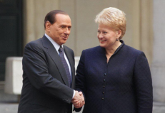 Prezidentė Dalia Grybauskaitė (dešinėje) su jau teistu buvusiu Italijos premjeru Silvio Berlusconi. Nuotr. prezidentas.lt