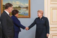 Prezidentė D. Grybauskaitė (dešinėje) Seimo skubos tvarka priimtą įstatymą dėl nelegalų irgi pasirašė skubos tvarka. Nuotr. prezidentas.lt