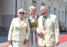 Metų žmogus prezidentė D. Grybauskaitė (viduryje) ir Laisvės premijos nominantas V. Landsbergis (dešinėje). Nuotr. prezidentas.lt
