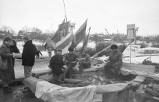 Aukščiausiosios Tarybos rūmų gynėjai šildosi prie laužų. Alfredo Girdziušo nuotr. 