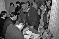 1991 metų vasario 9 dieną įvykusi Lietuvos gyventojų visuotinė apklausa – plebiscitas – milžinškos reikšmės išskirtinis įvykis Lietuvos istorijoje. Tąkart daugiau kaip 90% balsavusiųjų, kurie sudaro virš 76% visų turinčių rinkimų teisę piliečių, pasisakė už nepriklausomą ir demokratinę Lietuvą. Tais laikais valdžia, visiškai skirtingai negu dabar, ne bijojo, o atvirkščiai, rėmėsi tautos nuomone. Nuotr. wikipedia.org
