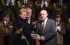Komunisto ir jedinstvenininko Mykolo Burokevičiaus bendražygė, NKVD gaisrininko (vėliau tremtinio) duktė, kolaborantė, dabartinė Rusijos Federacijos paslaptis Dalia Grybauskaitė (su gėlėmis dešinėje rankoje ir knyga kairėje rankoje) šiuo metu eina Lietuvos Respublikos prezidento pareigas. Nuotr. prezidentas.lt