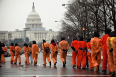 EP apgailestauja, kad JAV prezidento B. Obamos įsipareigojimas iki 2010 m. sausio mėn. uždaryti Gvantanamo kalėjimą iki šiol nėra įgyvendintas. Jis ragina ES valstybes užtikrinti prieglobstį iš jo paleistiems kaliniams.