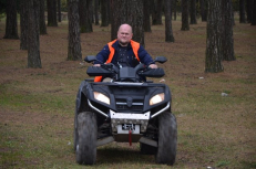 Pirmąjį Lietuvoje surinktą keturratį „Vytis“ išbando gynybos ekspertas Aleksandras Matonis.