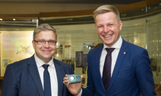 Lietuvos banko vadovas Vitas Vasiliauskas (kairėje) proginės 2 eurų monetos Vilniui pristatyme. Nuotr. pinigumuziejus.lt
