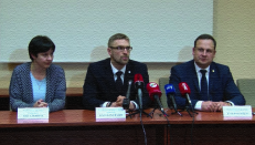 Ministrs L. Kukuraitis (viduryje) jau buvo nukentėjęs nuo nekokybiško viešųjų ryšių specialistų darbo, kai buvo sutikęs nusipaveiksluoti prie užmušto vaiko kapo (nuorauka teksto apačioje).
