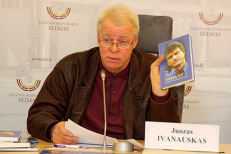 Nušalinto prezidento Rolando Pakso padėjėas Europos Parlamente, rašytojas Juozas Ivanauskas daug rašo ir „Laisvame laikraštyje“.