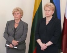 Lietuvos gyventojų genocido ir rezistencijos tyrimo centro generalinė direktorė Teresė Birutė Burauskaitė (kairėje).