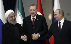 (Iš kairės) Irano prezidentas Hasanas Ruhani, Turkijos prezidentas Redžepas Tajipas Erdoanas ir Rusijos prezidentas Vladimiras Putinas.