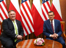 JAV valstybės sekretorius Maikas Pompijus (kairėje) ir Lenkijos premjeras Mateušas Moravieckis.
