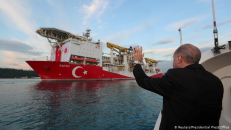 Turkijos prezidentas R. T. Erodanas moja ranka dujų telkinį SAKARYA atradusiam laivui FATIH ("Užkariautojas"). 