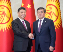 Kirgizijos prezidentas Sooronbajus Žeenbekovas (dešinėje).