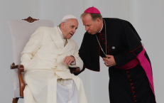 Popiežius (kairėje).
