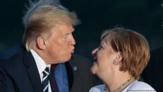 Nepaisant tokių nuotraukų, pranešama, kad Donaldo Trampo (kairėje) ir Angelos Merkel santykiai yra šalti.