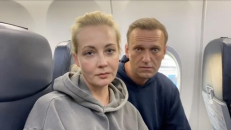 J. Navalnaja su savo vyru A. Navalnu skridyje iš Vokietijos į Rusiją. Nuotr.
