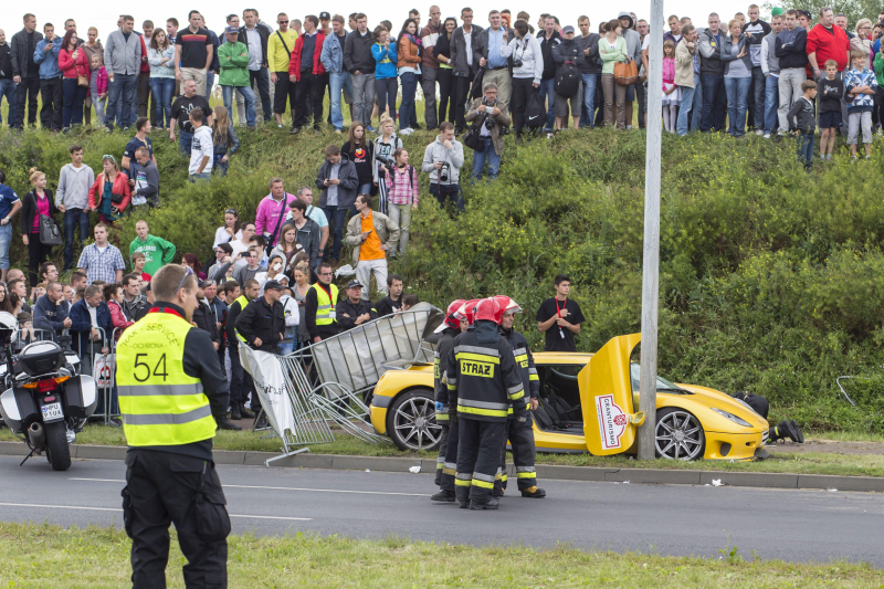 Help crash. Автомобиль и человек. Краш приложения. Transistor sybil. Help crash.